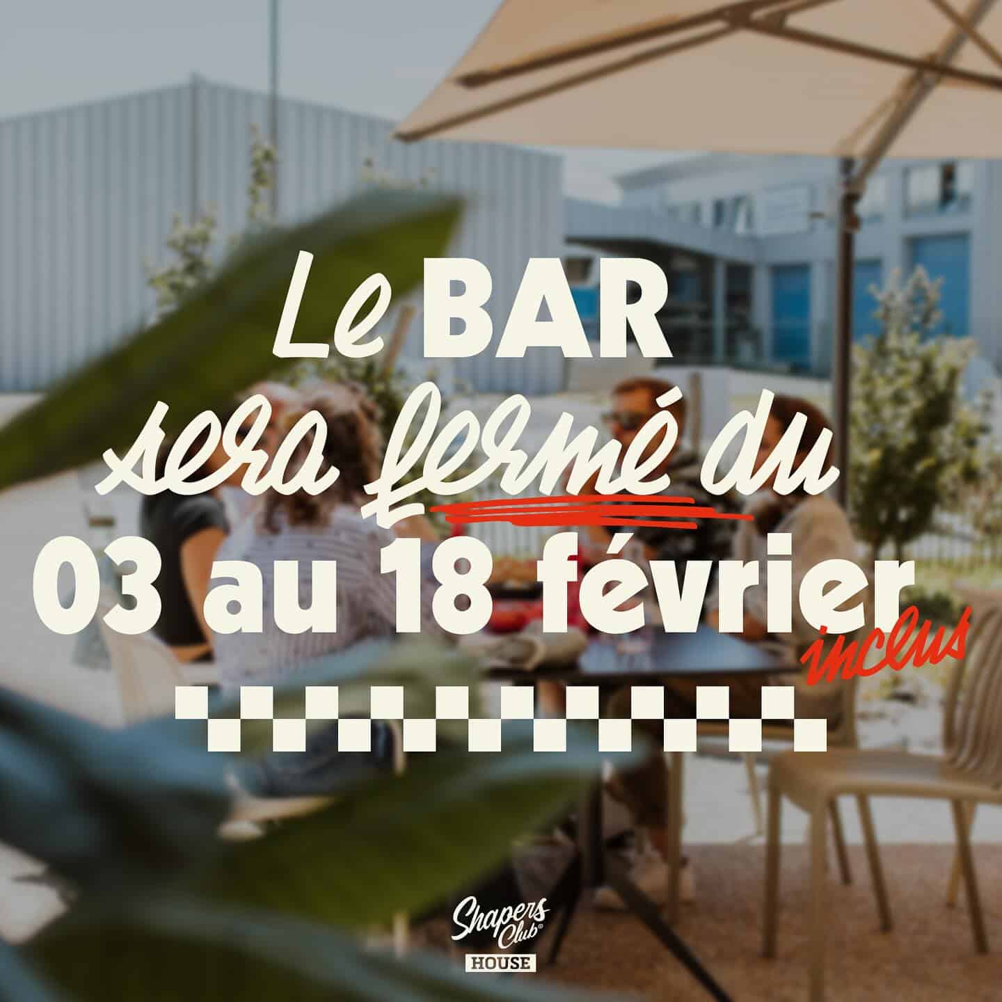 Un panneau annonçant la fermeture du bar automobile Brouillon du 3 au 18 février se dresse bien en vue, tandis qu'en arrière-plan flou, des gens apprécient la compagnie des autres assis à une table extérieure.