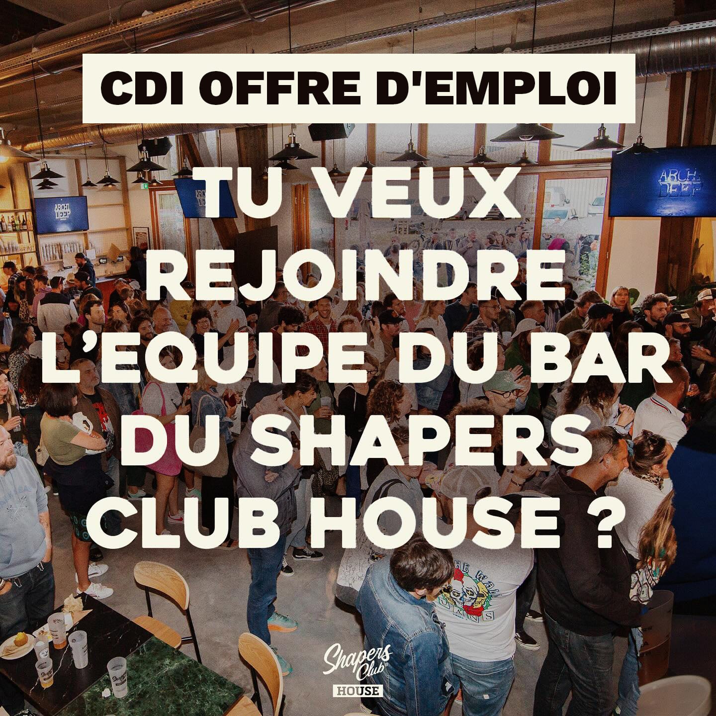 Scène de bar bondée avec des gens qui socialisent. Texte sur image : "CDI offre d'emploi. Le Shapers Club recrute! Tu veux rejoindre l'équipe du bar du Club House ?.