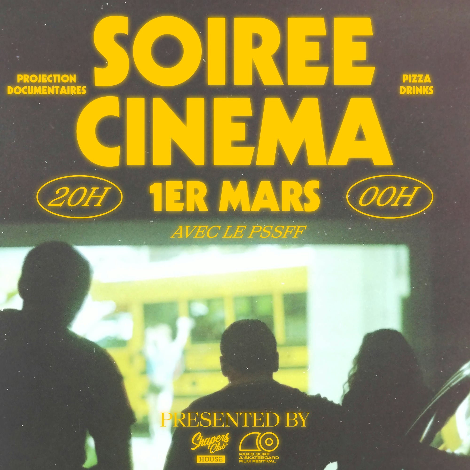 Un texte jaune sur fond noir vous invite à la Soirée Cinéma au Shapers Club House, qui propose des documentaires, des pizzas et des boissons le 1er Mars. L'événement se déroule de 20 h à minuit.