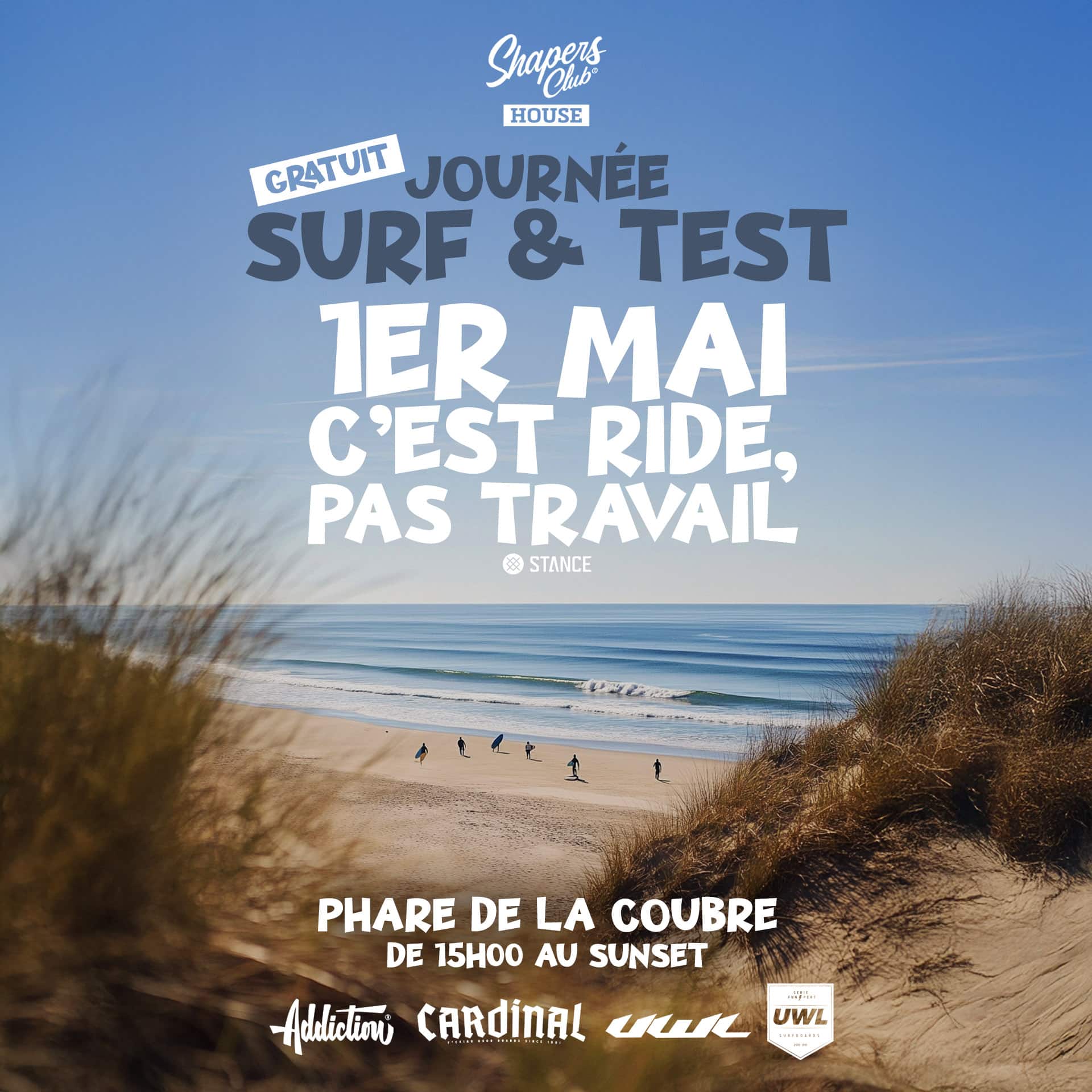 Affiche annonçant un événement de surf et de test gratuit le jeudi 1er mai au Phare de la Coubre. Des surfeurs en pleine mer et les détails de l'événement sont superposés sur un fond de plage. Profitez de l'ambiance et détendez-vous au bar après avoir surfé quelques vagues&nbsp;!.