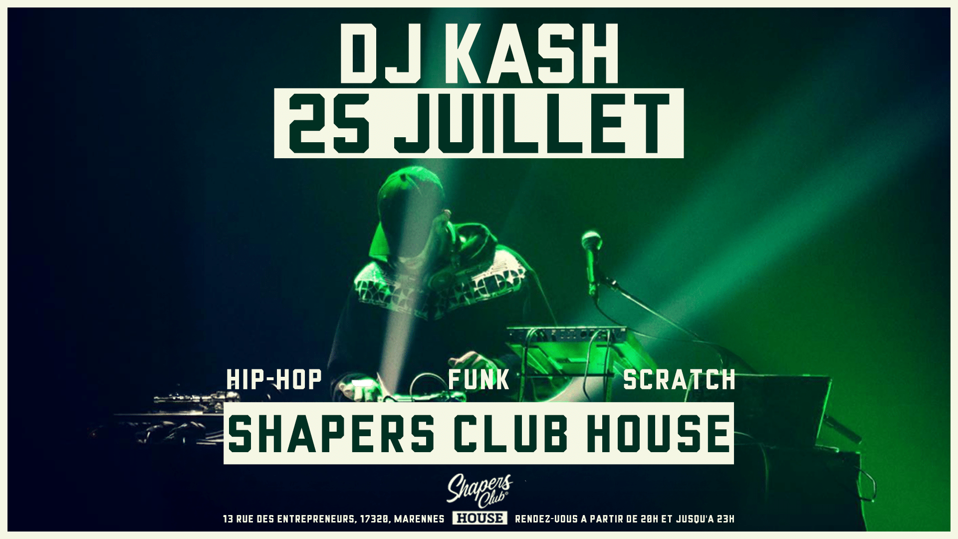 Un DJ se produit sur scène avec un éclairage vert. Le texte se lit comme suit : "DJ KASH, Jeudi 25 Juillet, Hip-Hop, Funk, Scratch, Shapers Club House, 13 Rue des Entrepreneurs, 1932, Marennes.