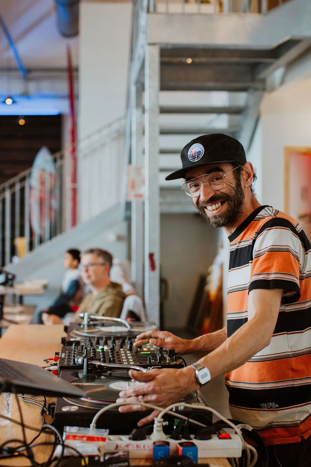 DJ aux platines vinyles pendant un concert au bar Shapers Club House à Marennes