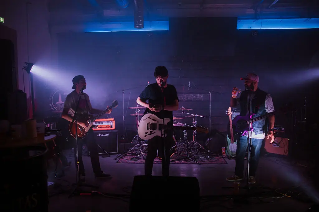 Groupe de rock en concert sur la scène équipée du bar Shapers Club House à Marennes