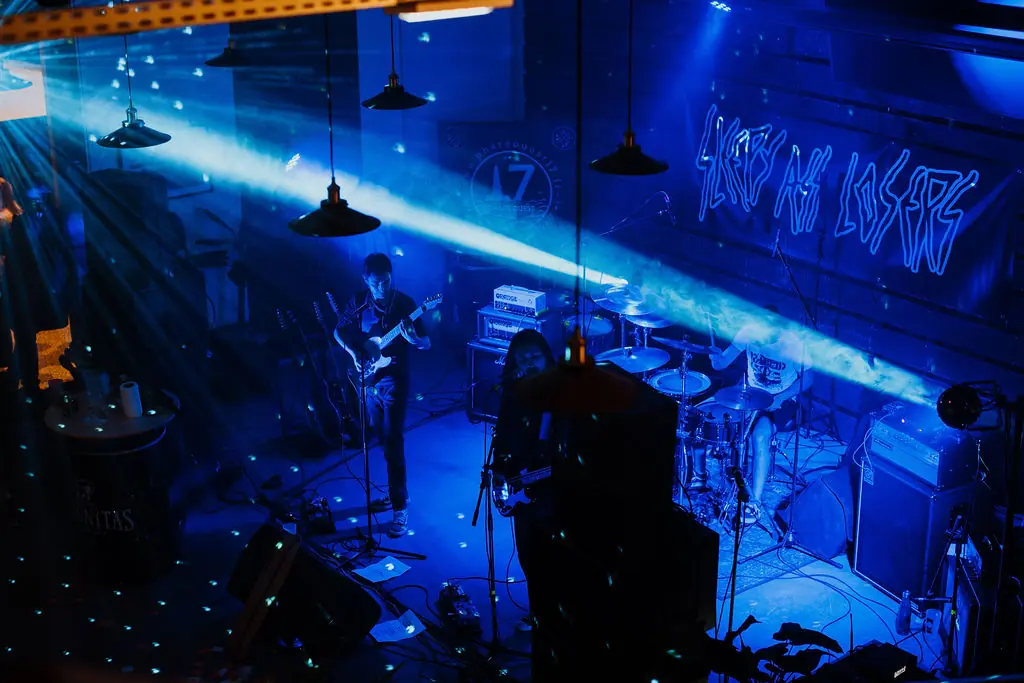 Concert live sur la scène du Shapers Club House à Marennes