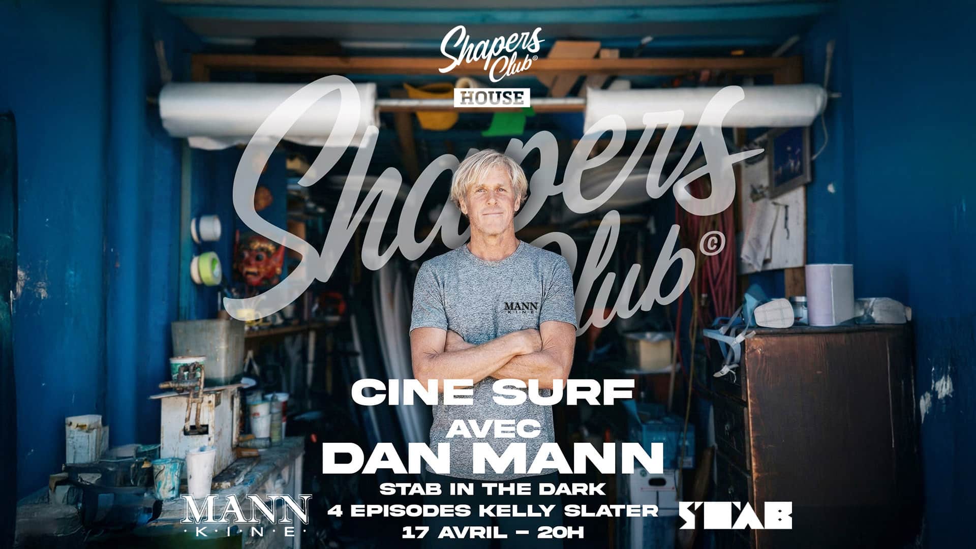 Un homme se tient debout, les bras croisés, dans un atelier rempli d'outils et de planches de surf. Le texte fait la promotion de l'émission "Shapers Club" avec Dan Mann, diffusée le 17 avril à 20 heures, qui met en scène Kelly Slater.